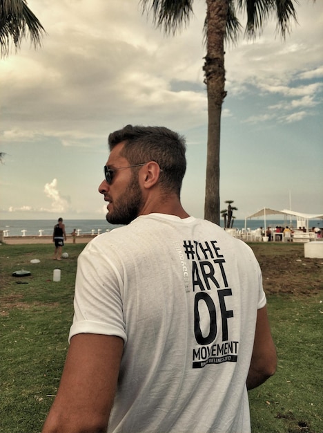 Foto uomo in piedi sulla terra contro il cielo