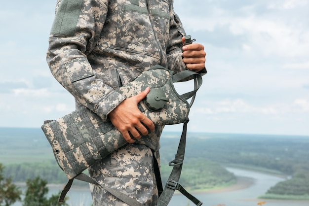 屋外の軍服に立っている男