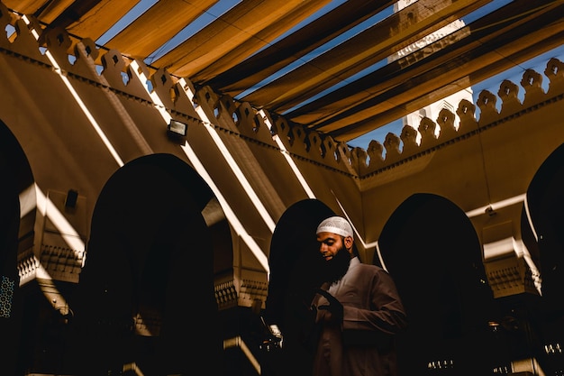 Photo man standing in mosque