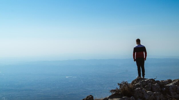 Photo man standing on mountain
