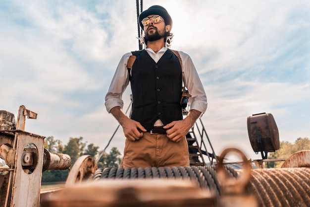 写真 空に向かってレールに立っている男