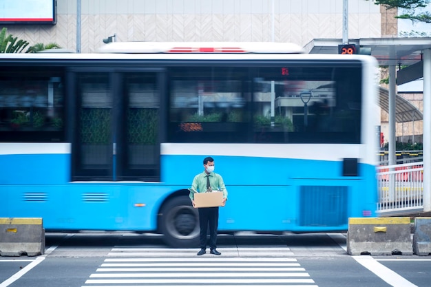 写真 街の列車に立っている男