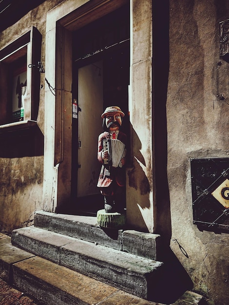 Photo man standing outside house