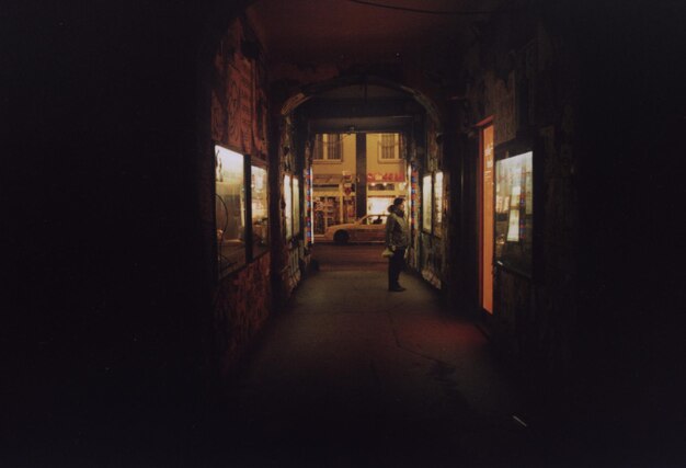 Photo man standing outside store