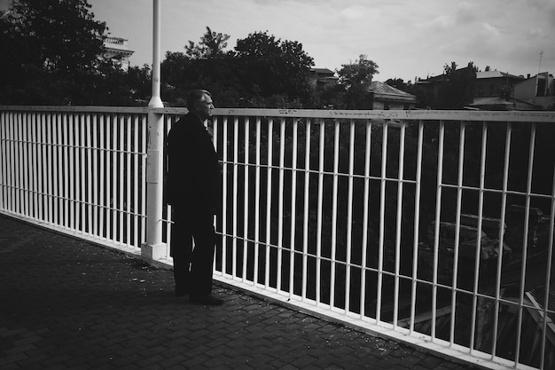 Photo man standing in park against sky