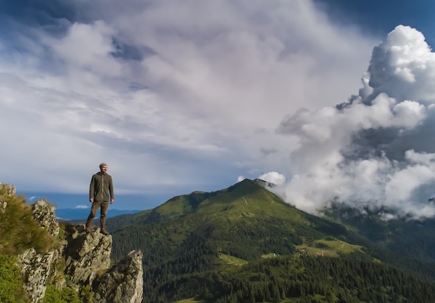 L'uomo in piedi sulla pittoresca montagna