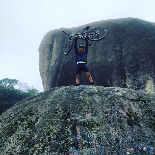 Foto uomo in piedi su una roccia contro il cielo