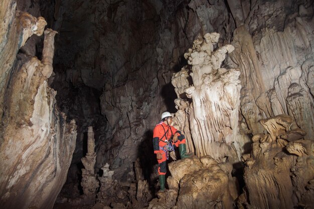 Foto uomo in piedi su una roccia in una grotta