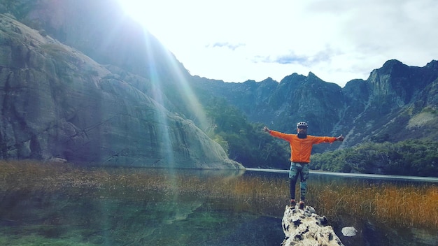 Photo man standing on rock formation