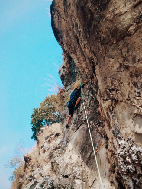 Foto uomo in piedi sulla roccia