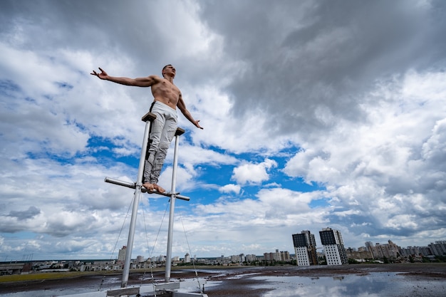 劇的な雲と背景の街並みと屋上に立っている男