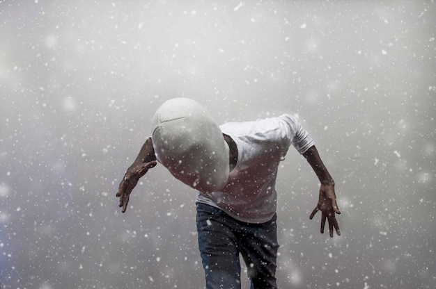 Photo man standing in snow