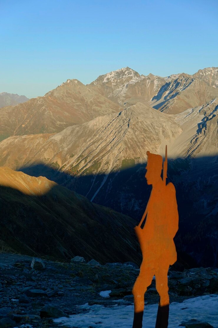 Photo man standing on snowcapped mountain against sky