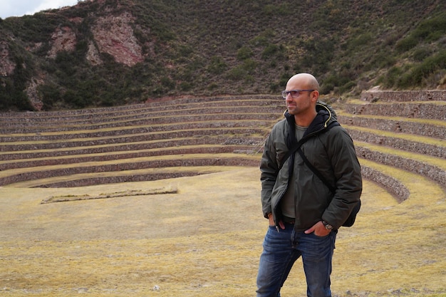 Photo man standing on steps against mountain