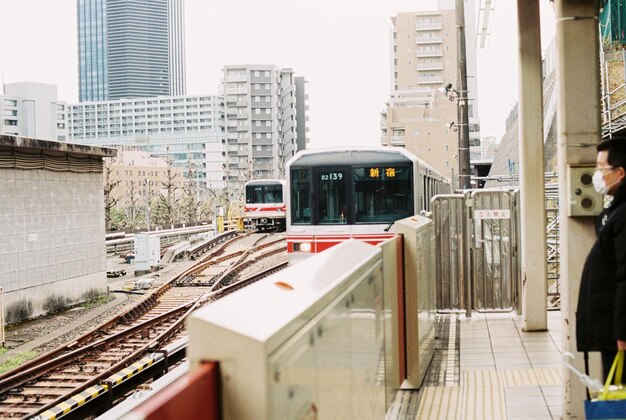 Foto uomo in piedi alla stazione della metropolitana