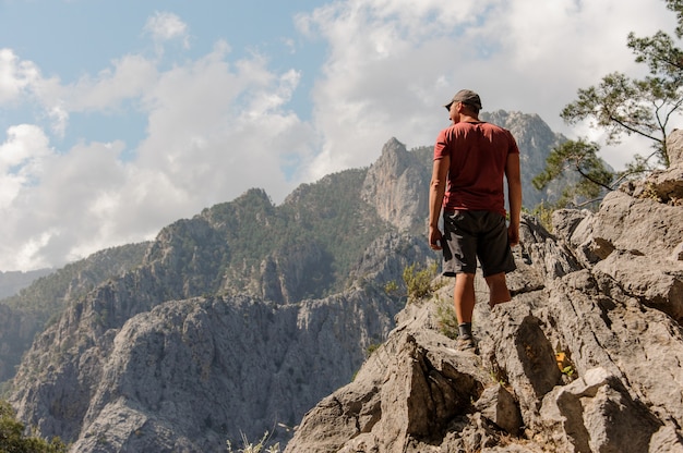 Uomo in piedi sulla cima della montagna