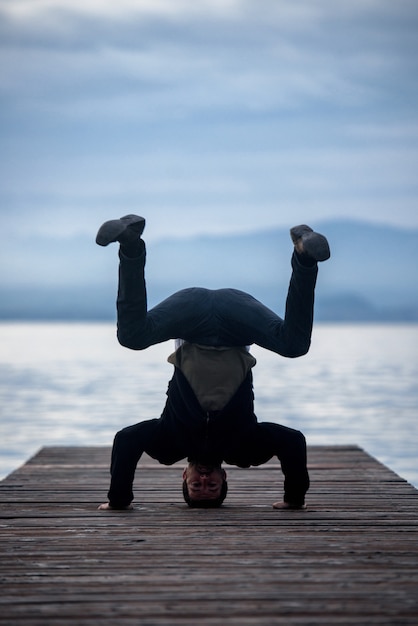 Photo man standing upside down