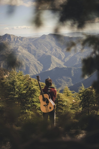 Photo a man standing with acoustic guiter