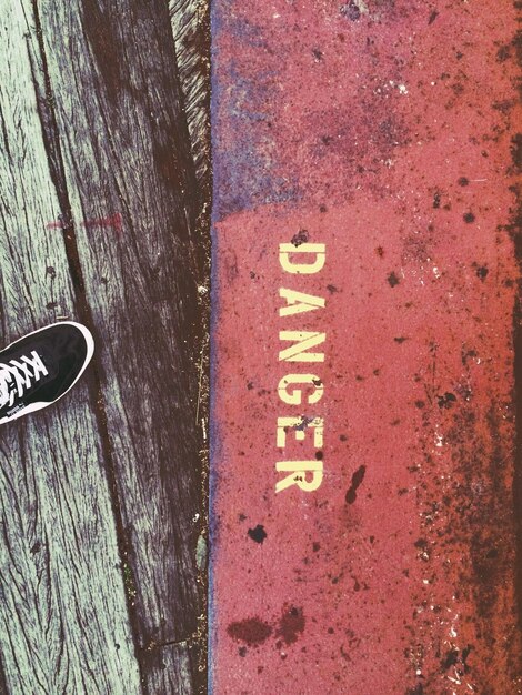 Photo man standing on wooden plank