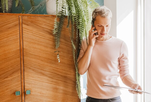 Photo man stands in the office with documents