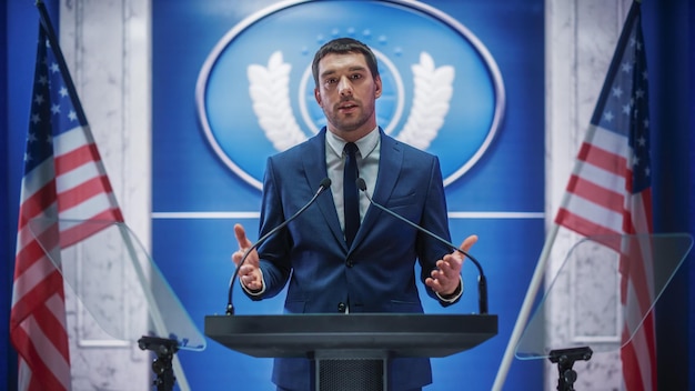 Foto un uomo si trova dietro un podio con un logo per la relazione annuale dell'azienda.