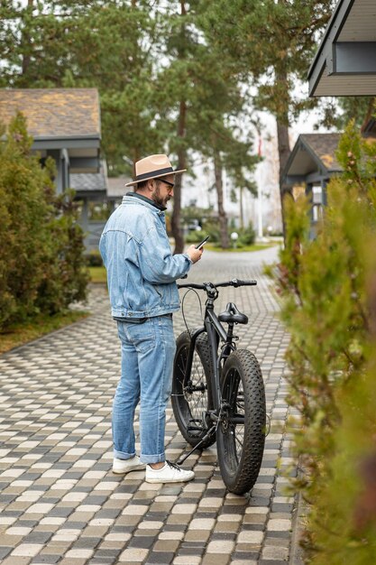 男は自転車で立っています