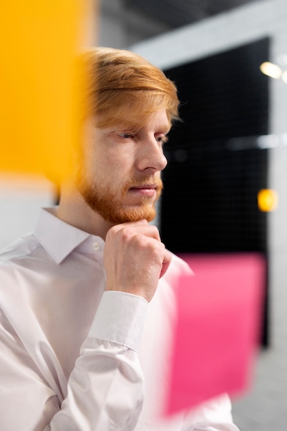 写真 窓の側面図に付箋紙を貼る男