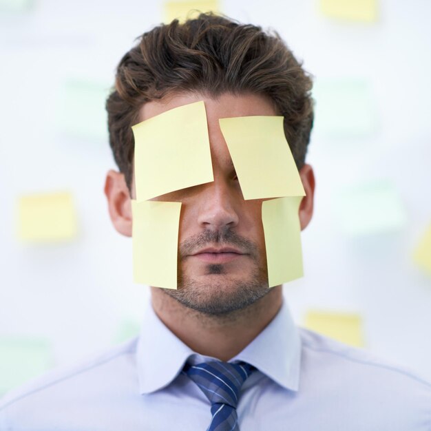 Foto nota adesiva e faccia per lo stress aziendale come promemoria di programmazione o lista per la riunione scadenza o brainstorming persona maschile dipendente e carta o corporativa di new york per l'ansia o il burnout