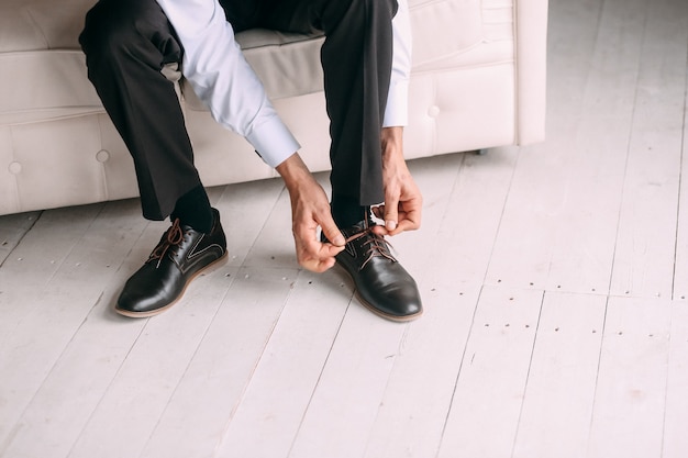 Man stijl kleding bruiloft zakelijke schoenen vloer