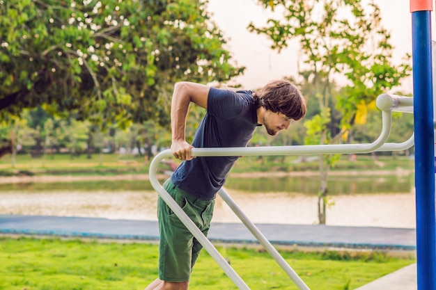 Foto uomo nella palestra di strada nel parco