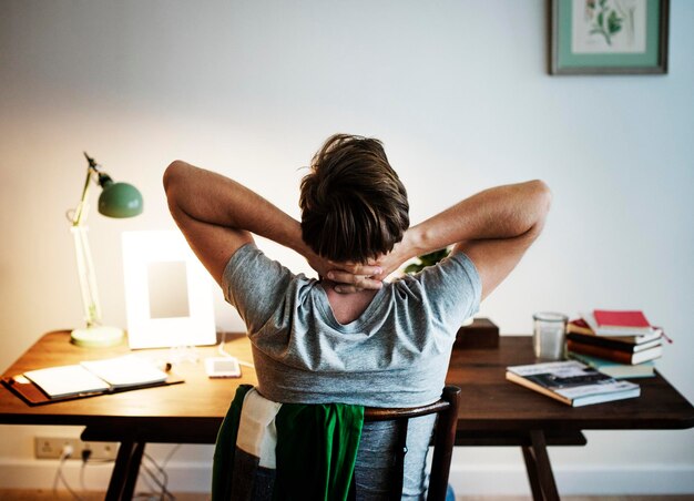 Foto uomo stressato mentre lavora al portatile