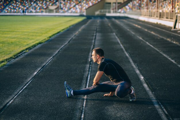 Foto l'uomo allunga il corpo prima di correre