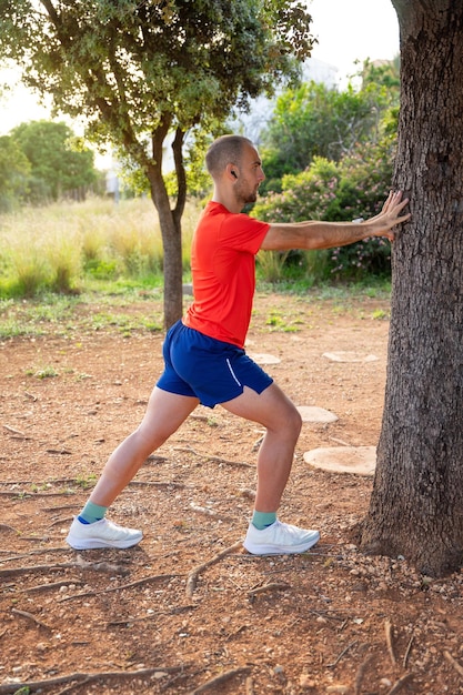 写真 公園でジョギングのためにストレッチする男