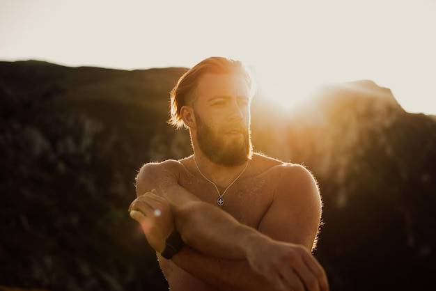 Foto un uomo che allunga le braccia dopo un duro allenamento nelle prime ore del mattino