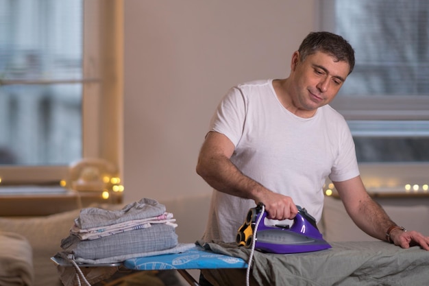 Man strijken van kleding thuis