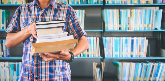 図書館で働く男性の学生