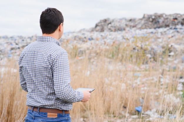 Un uomo studia l'inquinamento della natura