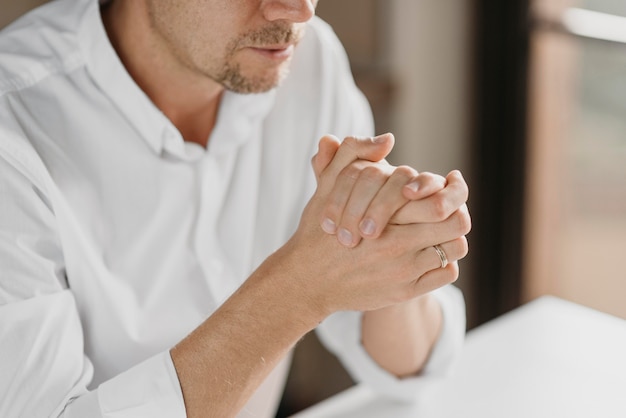 Photo man studying a holy book at home