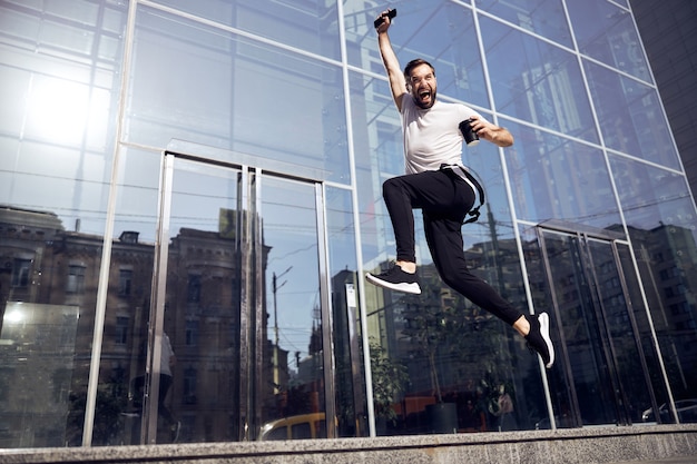 Man stuitert op straat met smartphone