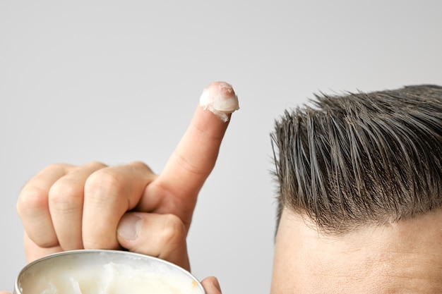 Man styling gel op zijn haar toe te passen