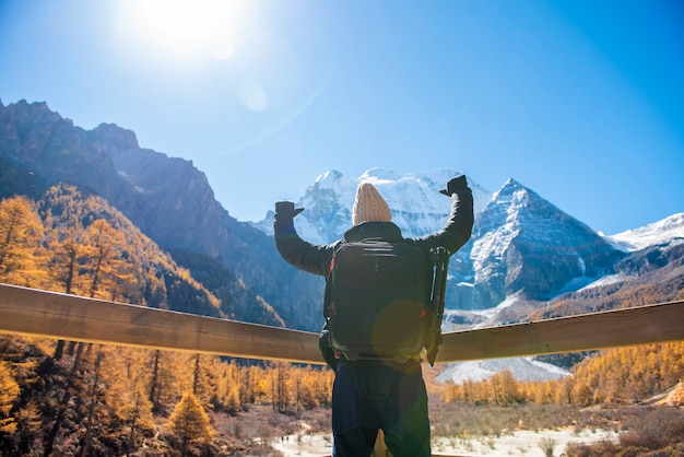 가을 눈 피크 산에서 하이킹 남자 성공, 사람들이 여행 개념