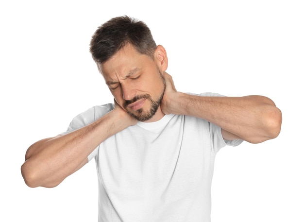 Мужчина страдает от боли в шее на белом фоне