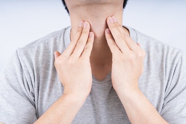 写真 首の痛みに苦しんでいる人