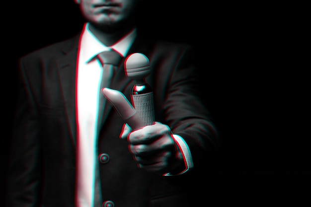 L'uomo in giacca e cravatta tiene in mano vibratori rosa per il sesso. bianco e nero con effetto di realtà virtuale glitch 3d