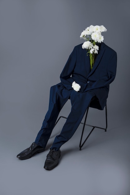写真 花と椅子に男のスーツ