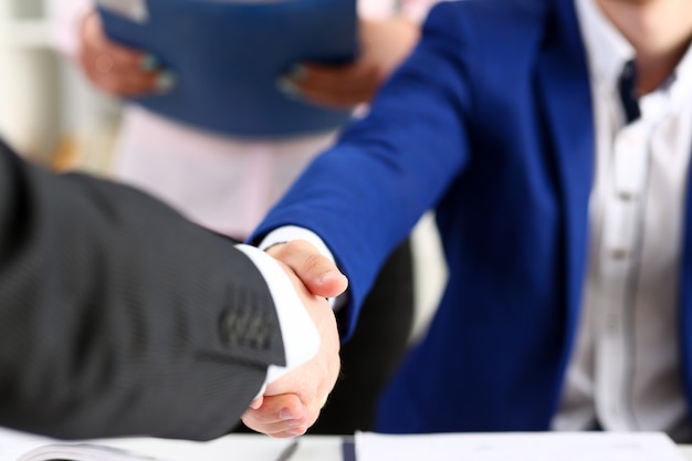 Foto uomo in vestito stringere la mano come ciao in primo piano dell'ufficio