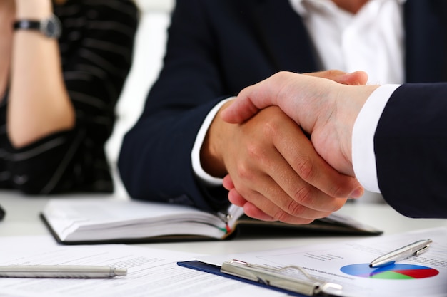 Foto uomo in vestito stringere la mano come ciao in primo piano dell'ufficio