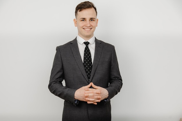 Photo a man in a suit smiles for the camera.