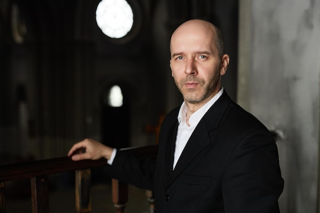 Photo man in suit standing in old church