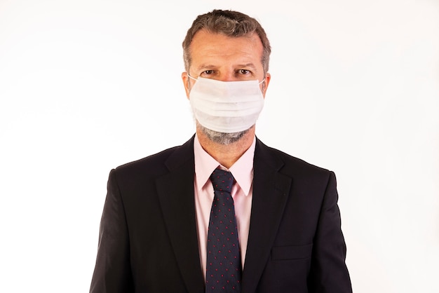 Человек в защитной маске в костюме и галстуке на белом фоне